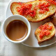 Combo de desayuno: café y tostada con tomate
