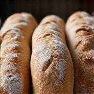 Tres barras de pan rústico recién horneadas